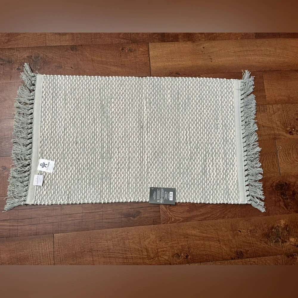 NWT threshold bath rug & matching canister